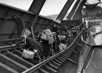 HaHard - Przesiedleńcy przekraczają wysadzony przez Niemców most
1945

#hacontent ...