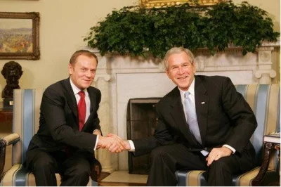 D.....a - Patrzę na to zdjęcie i widzę Busha - z ogromnym i pewnym siebie uśmiecham o...