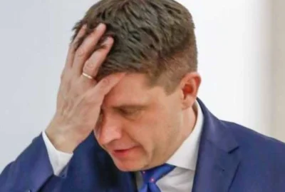 RYSZKRE8888 - Petru zabrał z siedziby partii meble. "Pracownicy musieli siedzieć na k...