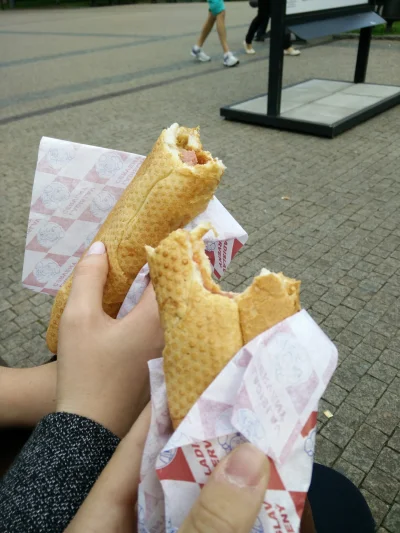 Dokkblar - @hans-olo-olo: w Czechach nie mają hot-doga tylko "parek v rohliku". Bułka...