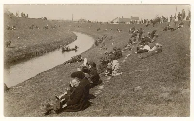 goferek - Wypoczynek nad brzegiem Rudawy na fotografii z około 1925 roku.

#krakow