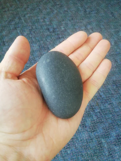 Pippo - Znalazłem taki fajny kamień. Przyjemnie leży w dłoni i w ogóle jest super. Po...