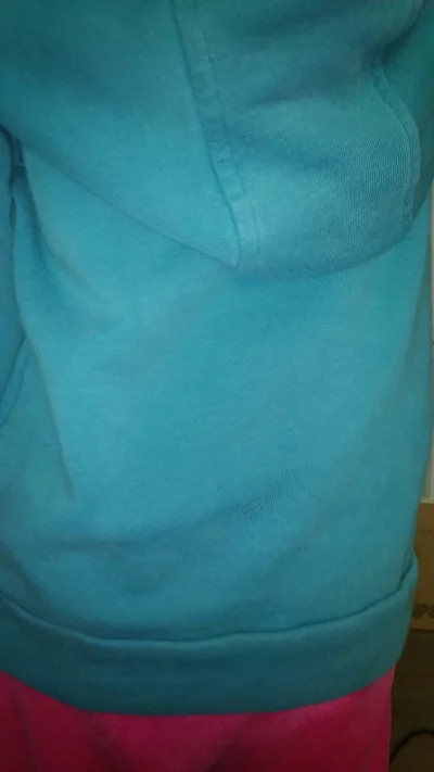 Grzegosh21 - Mirki, pomocy, mój #rozowypasek twierdzi że to jest zielona bluza, a dla...
