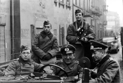 N.....h - #iiwojnaswiatowa #historia #fotohistoria #lodz

Żołnierze Wehrmachtu zwie...