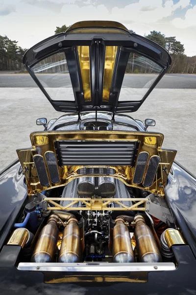 Zdejm_Kapelusz - Pomalowany złotem silnik BMW w McLaren F1.

#carboners #autazkapel...