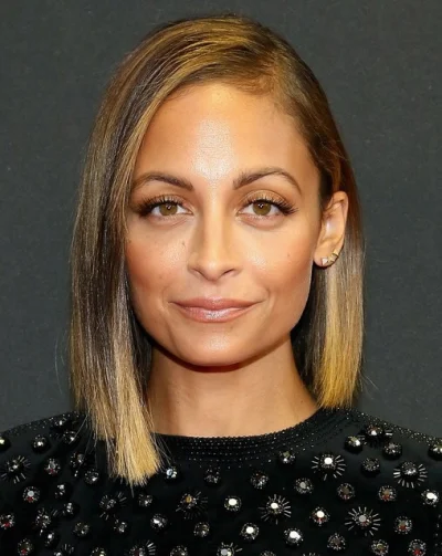 unfal - @Issac: Fajna dupa na froncie. Podobna do Nicole Richie, córki Lionela.