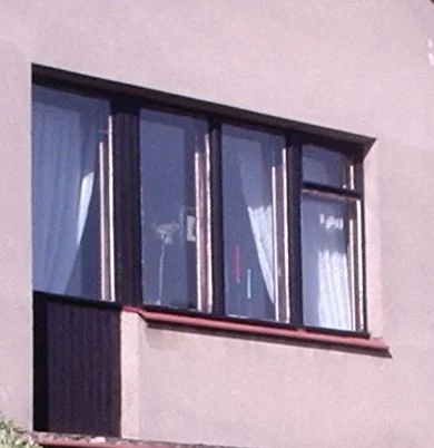Chory_Wegorz - @coma24: Na załączonym zdjęciu masz 6 okien (podwójne) i drzwi na tara...