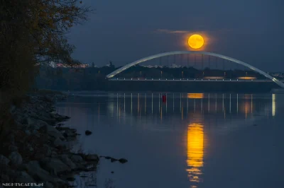 Nightscapes_pl - Dzisiejszy wschód pełni Księżyca nad mostem w Toruniu. 

#fotograf...