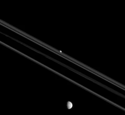 d.....4 - Pandora i Mimas razem z pierścieniami Saturna na zdjęciu wykonanym przez so...