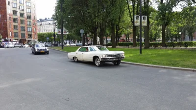 trzeci - Kolejny znajduch uchwycony w ruchu

#lowrider #carboners #oldsmobile