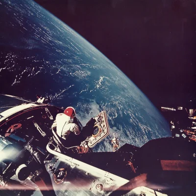 myrmekochoria - Dave Scott spogląda na Ziemię podczas misji Apollo 9, 1969 rok.. Foto...
