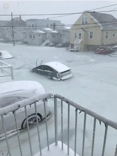BenzoesanSodu - W stanie Massachusetts, sztorm wdarł się na ląd (na zdjęciu miasteczk...