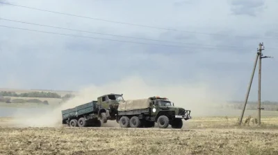 K.....y - > Dwa transportery opancerzone, sześć ciężarówek wojskowych i jedna wojskow...