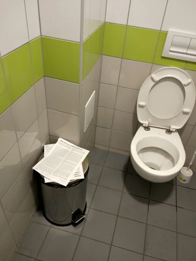 Onfiskator - Toaleta w szpitalu, brak papieru. Ktoś był mocno zdesperowany( ಠ_ಠ) No c...