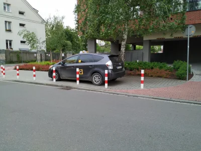 kon-jakub - Tak, właśnie po są te słupki.
#krakow #taxi #taxihiv