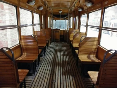 Zdejm_Kapelusz - Wnętrze starego tramwaju. Czy ktoś te wygodne siedzenia jeszcze pami...