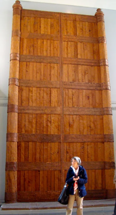 myrmekochoria - Rekonstrukcja bramy (6,8 m wysokości, 2,3 m szerokości) do pałacu w I...