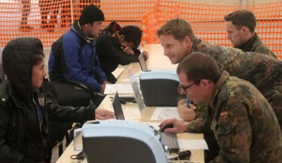 sln7h - Niemieccy żołnierze pomagają w rejestracji uchodźców. Fot. Bundeswehr/Kessler...