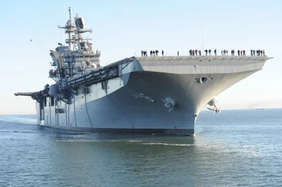 Budo - A oto i USS America. Żeby było zabawniej, to nie jest lotniskowiec, a okręt de...