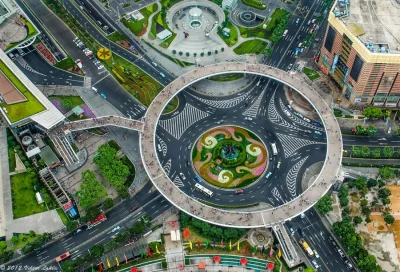 totek - Rondo dla pieszych nad rondem dla samochodów w Szanghaju w Chinach

#infrastr...