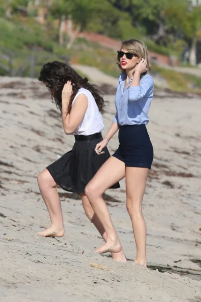 T.....s - Taylor Swift podczas obozu szkolnego nad morzem, Łeba 2012.

#nogiboners ...