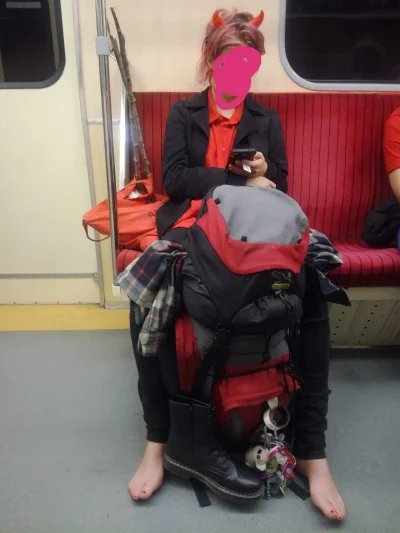 anja0692 - Tak trzeba żyć. ( ͡º ͜ʖ͡º)
Brelok ze smoczków wygrał. 
#Warszawa #metro