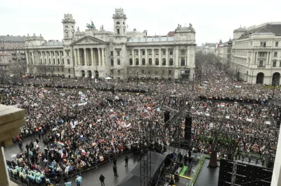 P.....6 - @blauberg: Ok, bez kadrowania to wyglądało tak;
u Orbana na podwyższeniu t...