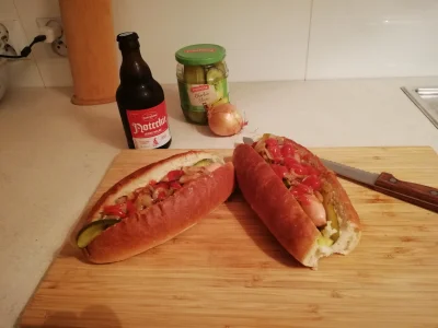 Jurga09 - Mireczki, zrobiłem hot-dogi. Możecie wziąć po gryzie :)

#streetfood #got...