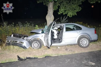 moakatanga - a tak wygląda VW Bora przy 118km/h po zderzeniu z drzewem. Nie mówie, że...