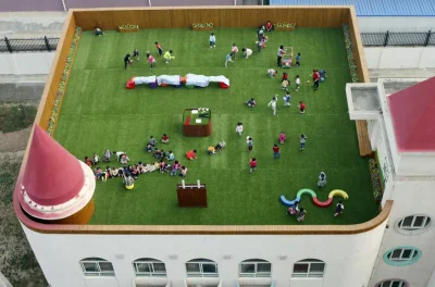 M1r14mSh4d3 - Zabawy przedszkolaków na placu zabaw zlokalizowanym na dachu przedszkol...