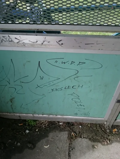 bamsebjorn - Taki tam przystanek autobusowy w Danii. Kibice Lecha najwyraźniej już tu...