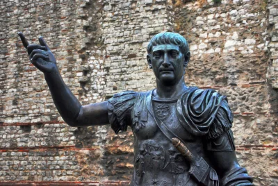MannazIsazRaidoKaunanOthala - > Na szczycie kolumny Trajan nakazał umieścić orła. Po ...