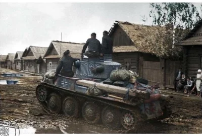 wojna - Niemiecka załoga Panzer 38(t) przejeżdża przez ukraińska wieś, Front Wschodni...