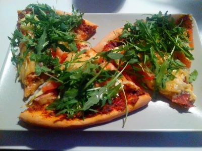 adzik7 - Mój dzisiejszy twór: pizza z szynką szwardzwaldzką, cukinią i pomidorem :) 
...