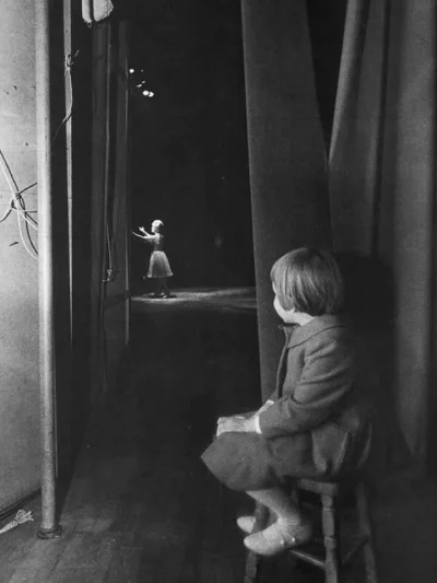 tommek77 - Mała Carrie Fisher ogląda matkę Debbie Reynolds na scenie w 1963 r.
#film