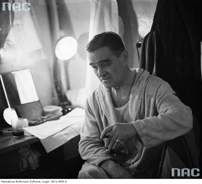 nexiplexi - Adolf Dymsza, aktor, w garderobie Teatru Syrena.
#historia #fotohistoria...
