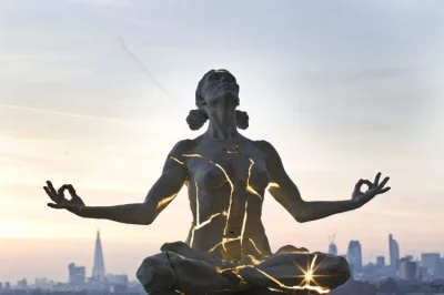 qq4life - Ta medytujący kobieta z Nowego Jorku przepiękna rzeźba.