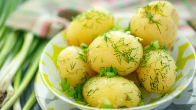 pieczarrra - Młode ziemniaki z koperkiem to, obok czereśni, najlepsze co może dać okr...