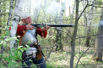 ramzes8811 - Rosyjski rekonstruktor z repliką arkebuzu z pierwszej połowy XV wieku.
...