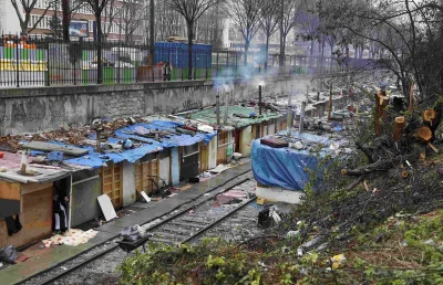 tricolor - Cygański obóz znajdujący się wzdłuż nieczynnej linii kolejowej w Paryżu, F...