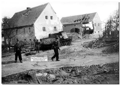 IIWSwKolorze1939-45 - I trzecie. Oficerowie dywizji ''Hermann Gőring'' oglądają znisz...