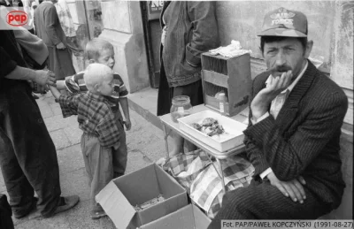 wwaws - Mężczyzna sprzedaje m.in. żółwie i ptaki.

Rok 1991, ul. Nowy Świat w Warsz...