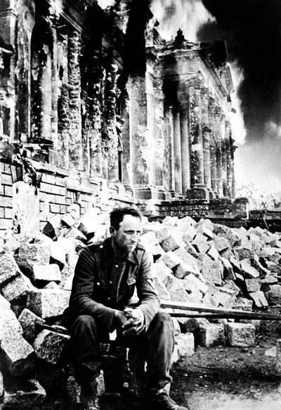 myrmekochoria - Niemiecki żołnierz odpoczywa od walk podczas gdy Reichstag płonie za ...