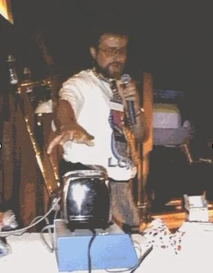 majsterV2 - Rok 1990. Simon Hackett podłącza, po raz pierwszy na świecie, toster do i...