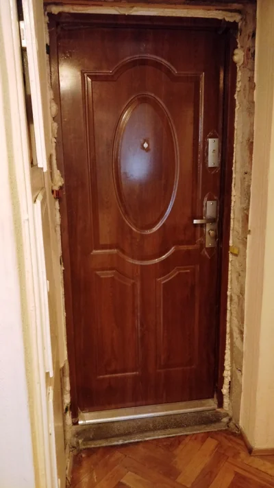 lano - @MaciejPN: Nie, źle rozumiesz. Tylko około 30cm wokół drzwi. Patrz: zdjęcie