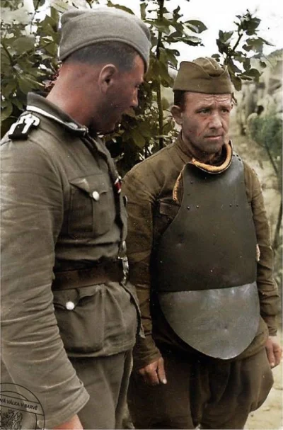 pazn - Niemiecki żołnierz wraz z sowieckim jeńcem (uwagę zwraca stalowy pancerz SN-42...