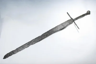 j.....a - Średniowieczny miecz z Buku. Odnaleziony w trakcie badań archeologicznych w...