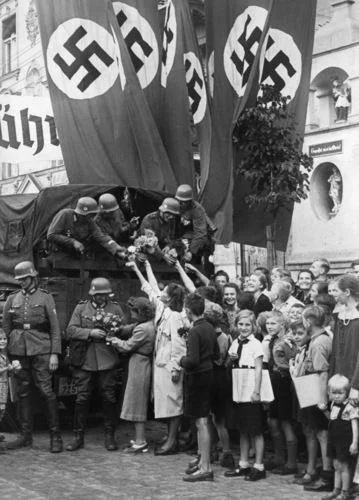 N.....h - Żołnierze Wehrmachtu witani w Gdańsku.
Wolne Miasto Gdańsk, 1939 r.

#ii...