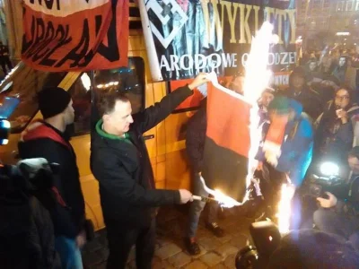 soosh071 - We #wroclaw płonie banderowska szmata. Podpala jak widzę Romek :)