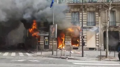 Goke - Zdjęcie płonącego banku podczas zamieszek.